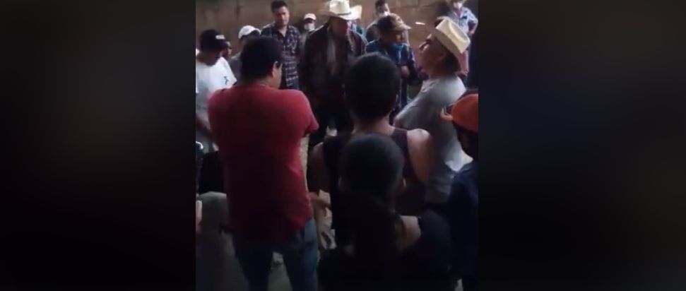 Peligra cacicazgo en Tepehuacán: corren a hermano de Carolina Viggiano de comunidad
