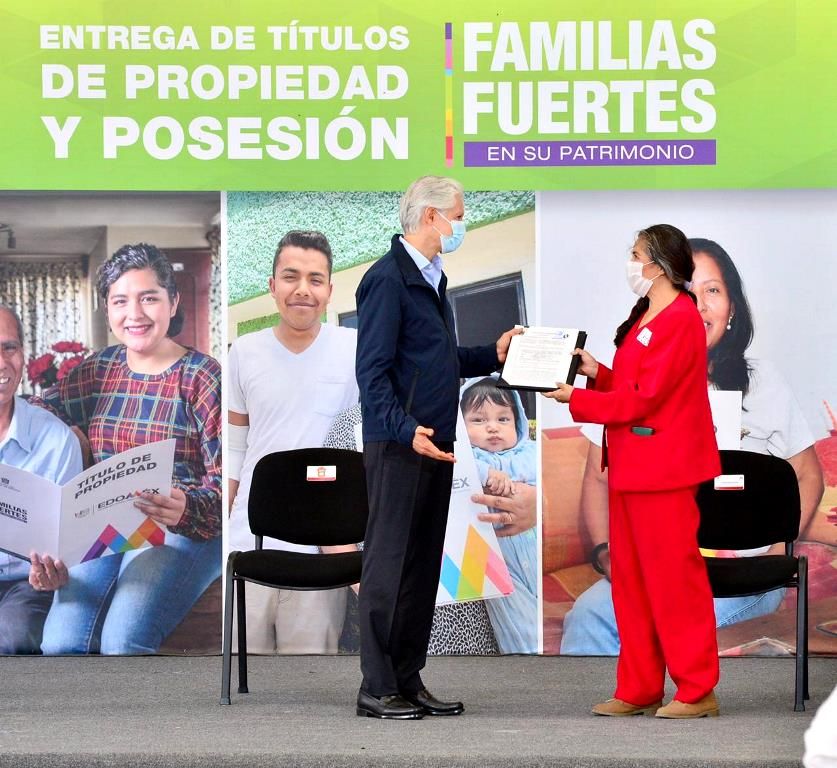 Alfredo del Mazo informa que con descuentos en el costo de más de 31 mil títulos de propiedad se apoya a las mujeres y a la economía familiar