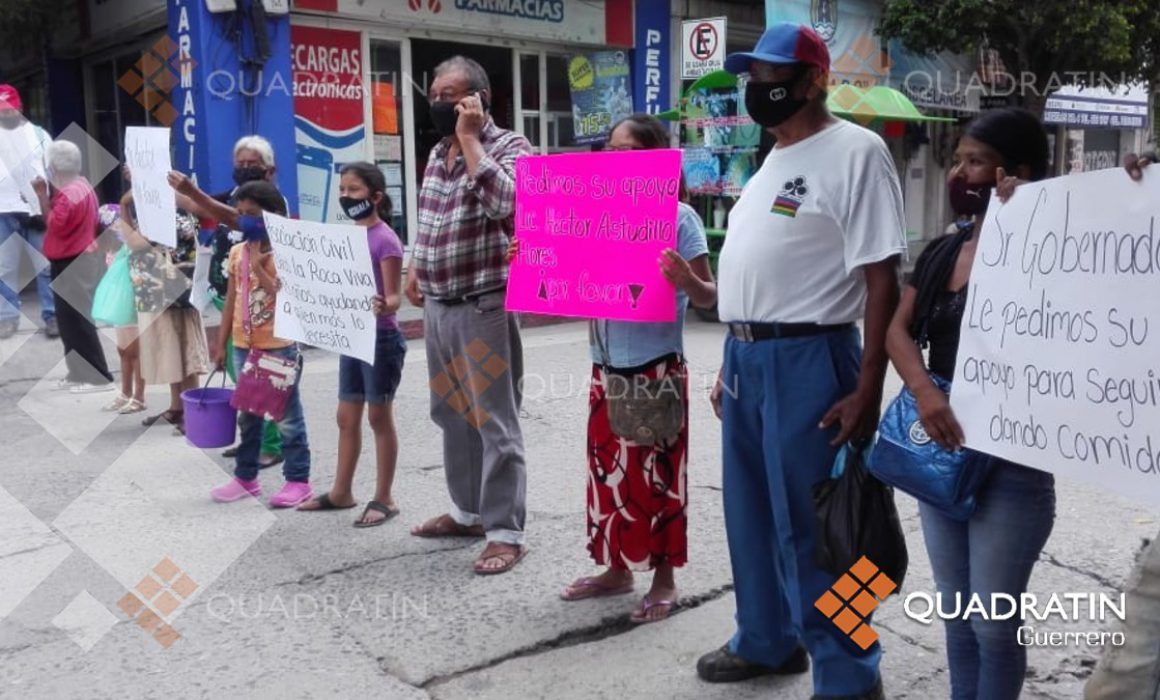 Bloquean avenidas en Iguala; piden ayuda alimentaria para necesitados 