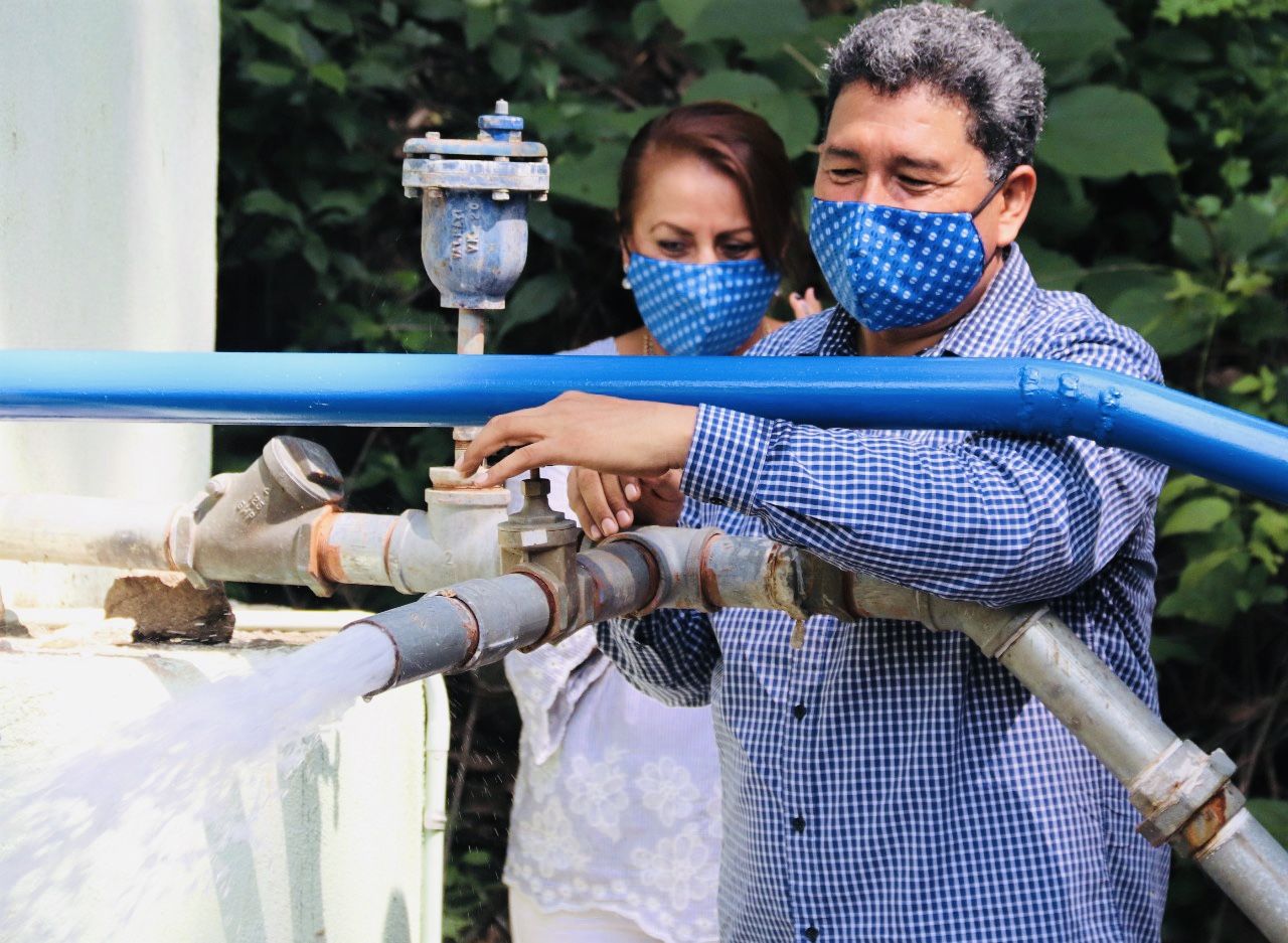 Rehabilita Tomás Hernández sistema de agua potable y coloca paneles solares en localidad de San Marcos 
