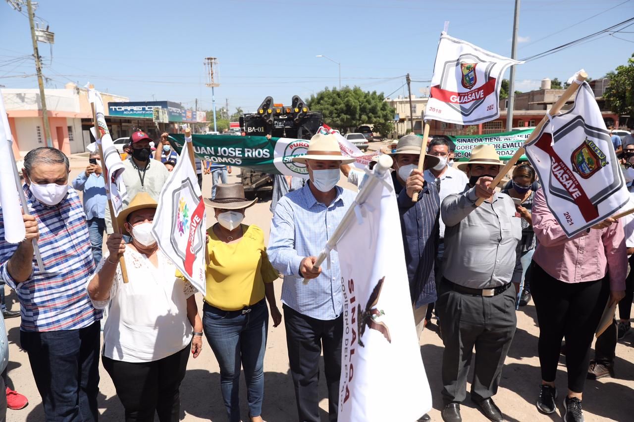 Inicia gobernador de Sinaloa rehabilitación de calles en Juan José Ríos