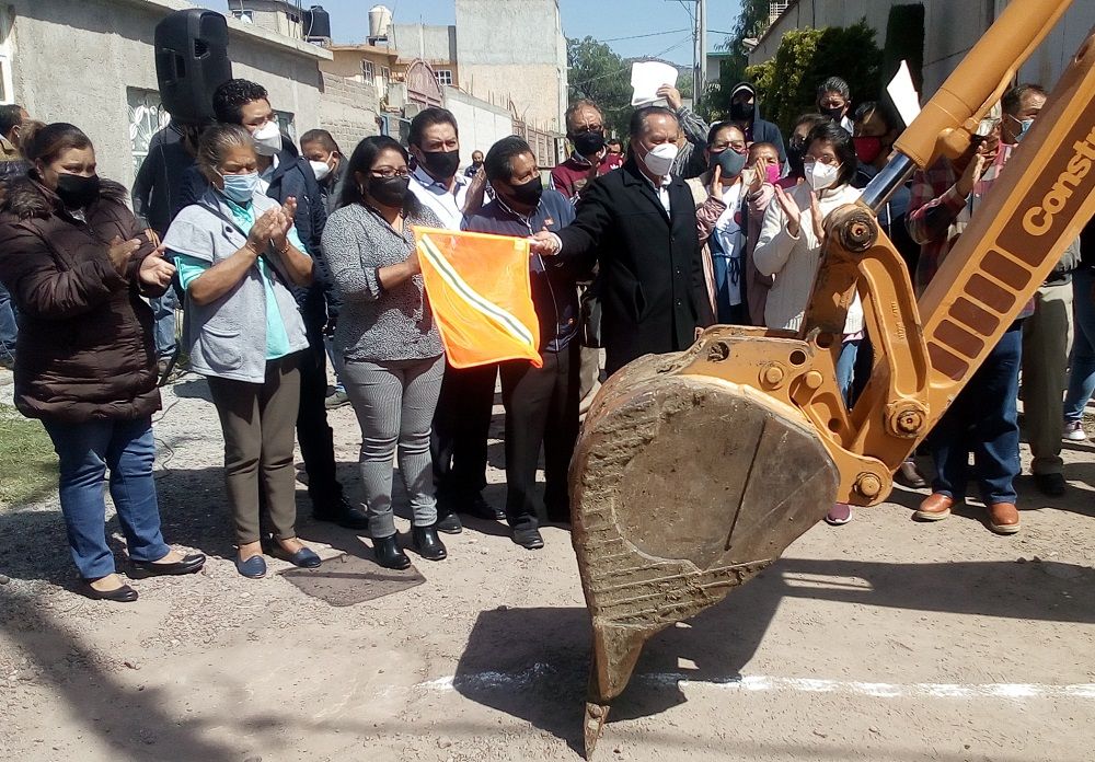 Autoridades dan banderazo inicio de pavimentación de calle en Nonoalco