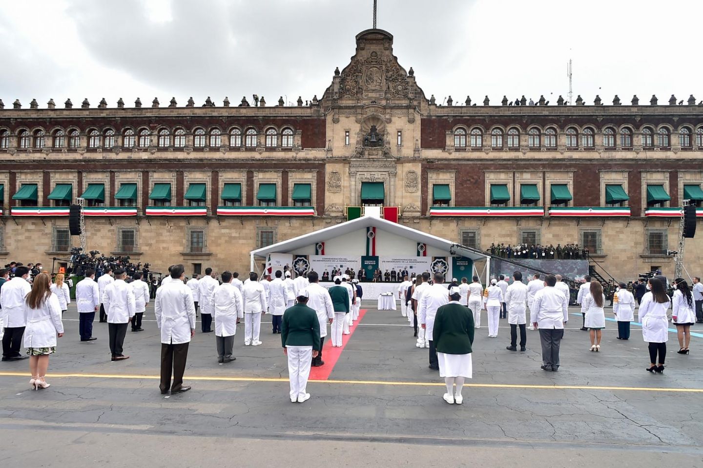 Cuestionan condecoración Miguel Hidalgo a médicos 