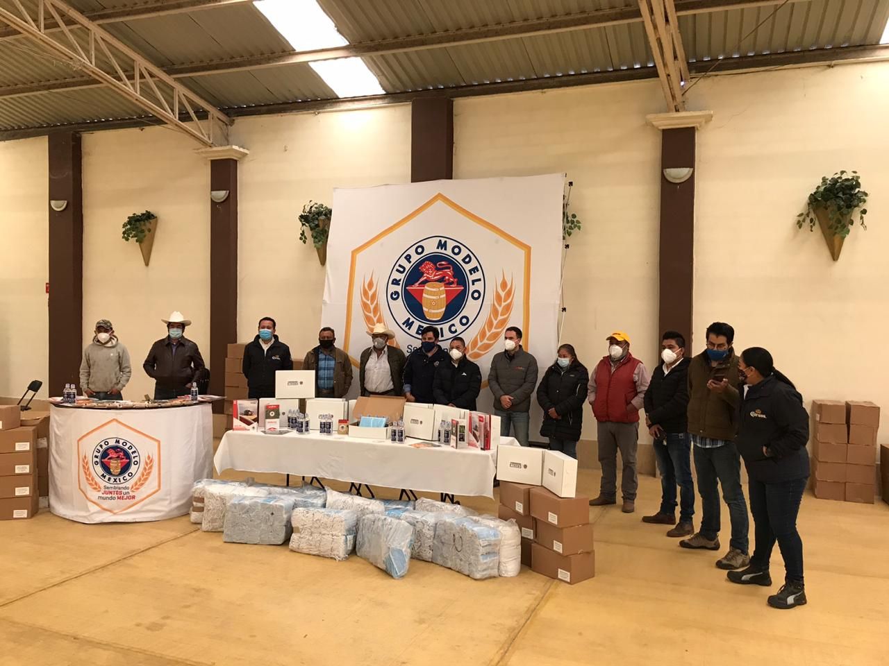 Grupo Modelo dona cubrebocas, caretas y gel antibacterial a agricultores de Apan, Hidalgo 