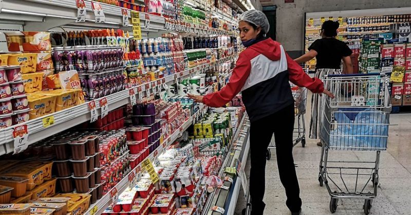 ’Quesogate’: México prohibe venta de múltiples quesos y yogurt por usar ’leche falsa’
