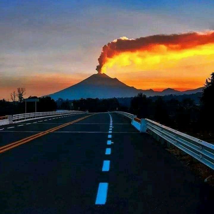 #Así lució el majestuoso volcán Popocatépetl la tarde - noche de este viernes  