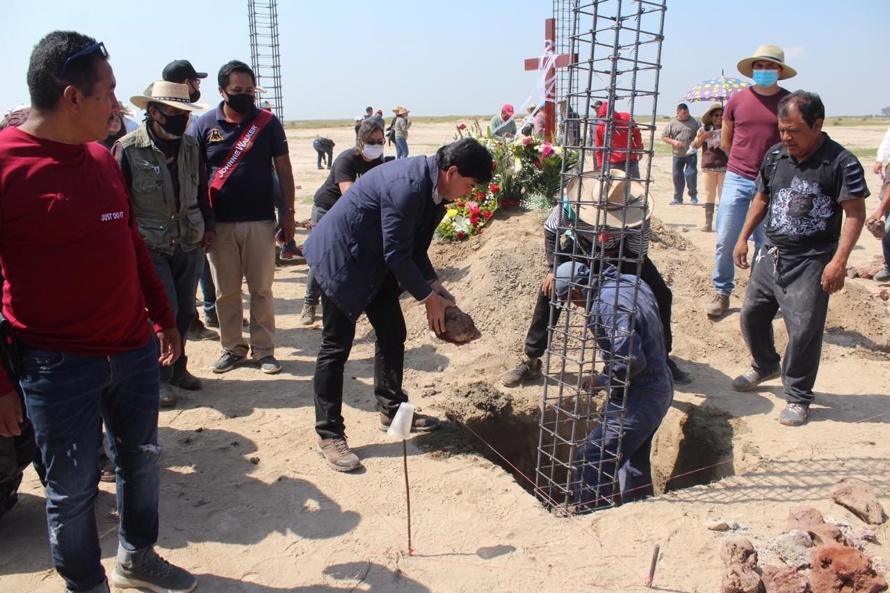 Integrantes del FPDT junto con Jesús Ramírez Cuevas ponen la primera piedra del panteón municipal de Atenco