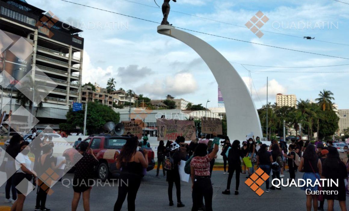 Marchan y bloquean feministas en la Costera de Acapulco