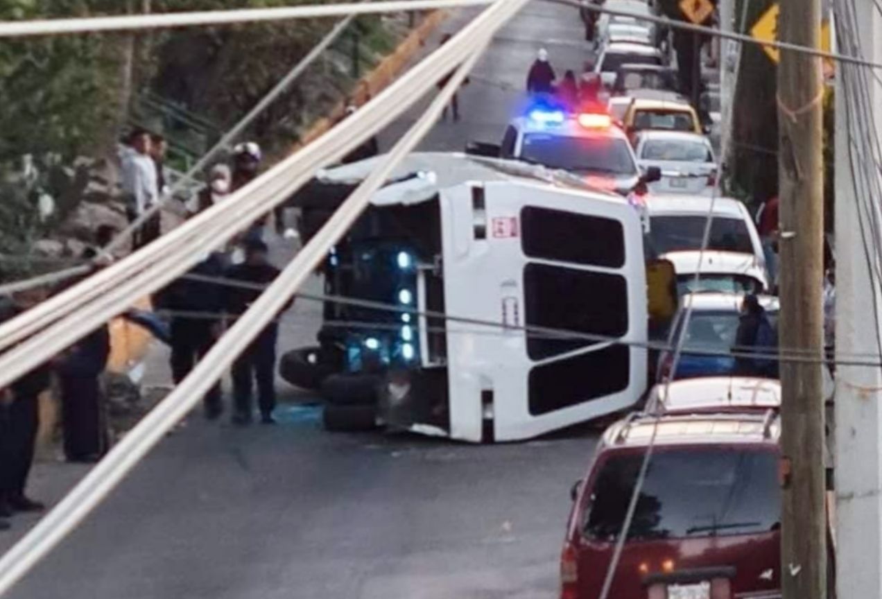 Unidad de transporte público vuelca y deja 7 lesionados en Naucalpan
