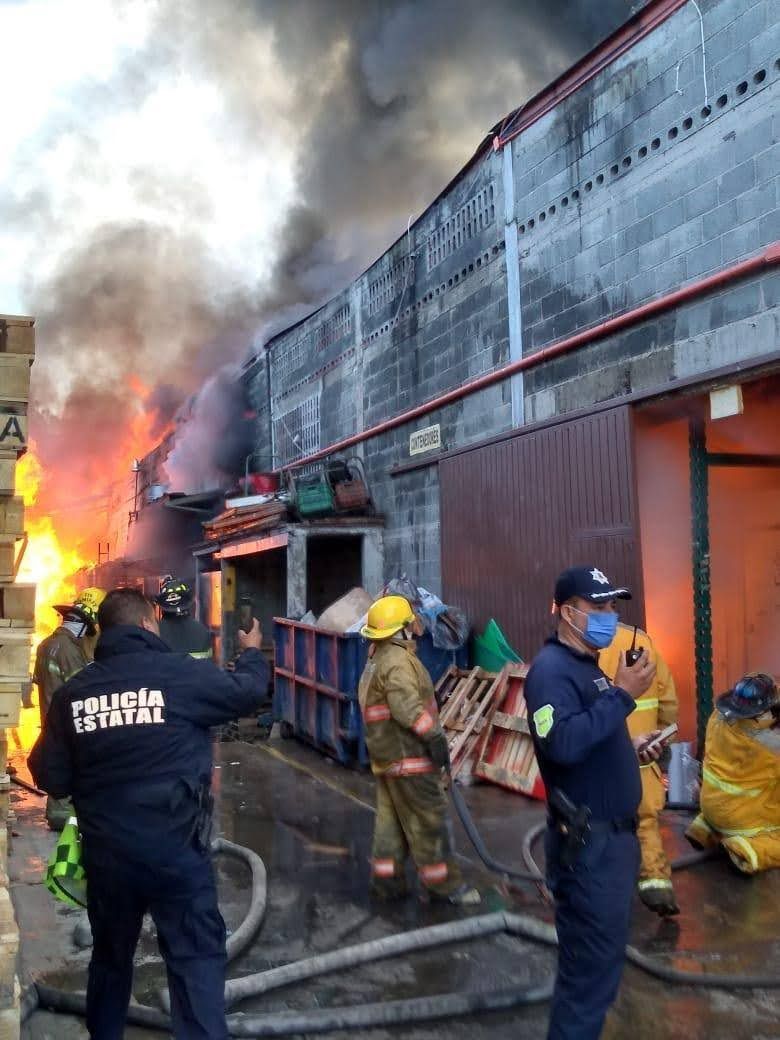 Atienden #equipos de emergencia y seguridad incendio en el municipio de #Cuautitlán Izcalli: evacúan a más 280 personas de fábrica aledañas al siniestro 