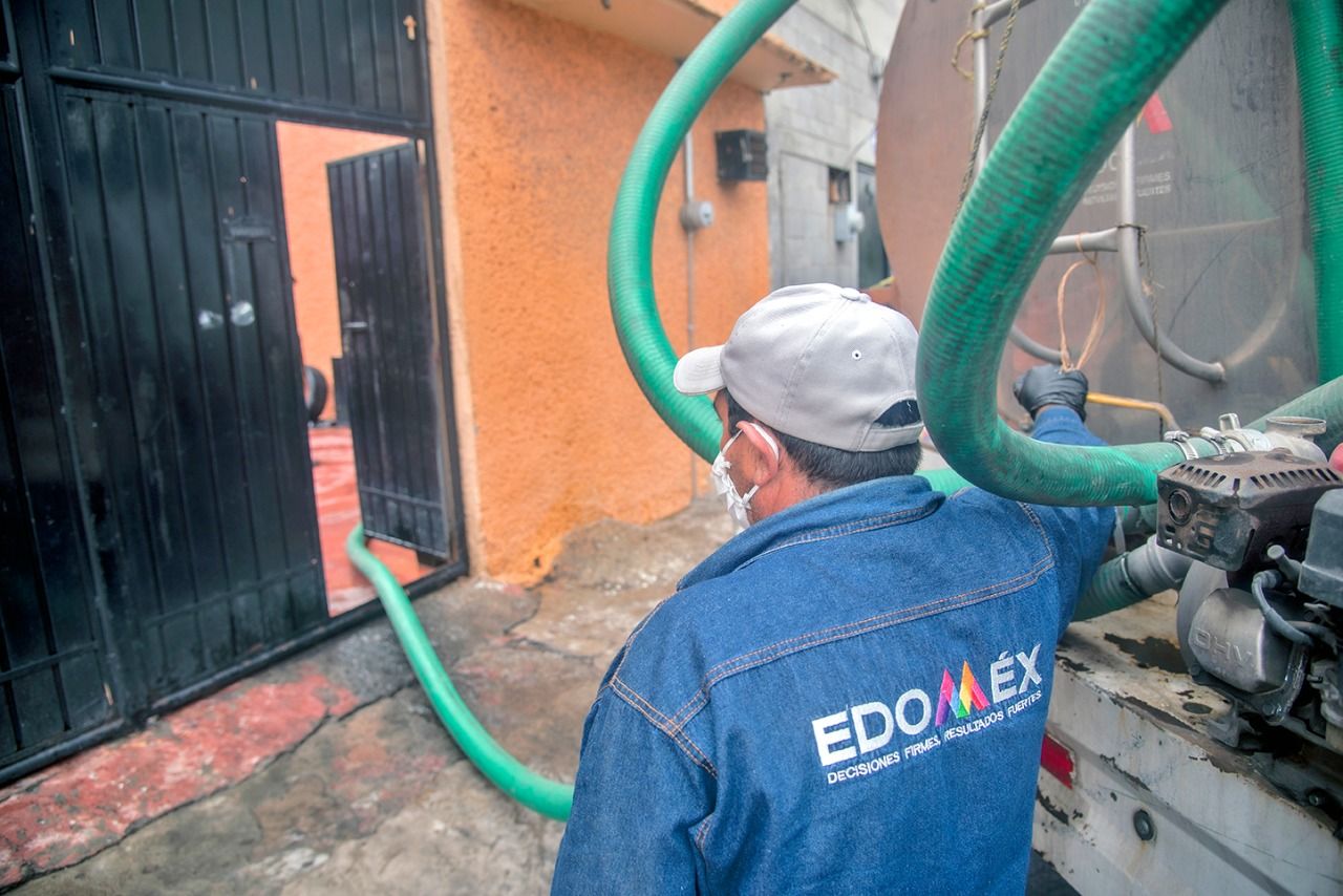 Apoya la CAEM con #agua potable a familias afectadas por el corte del vital líquido en la #Zona Oriente del Valle de México 