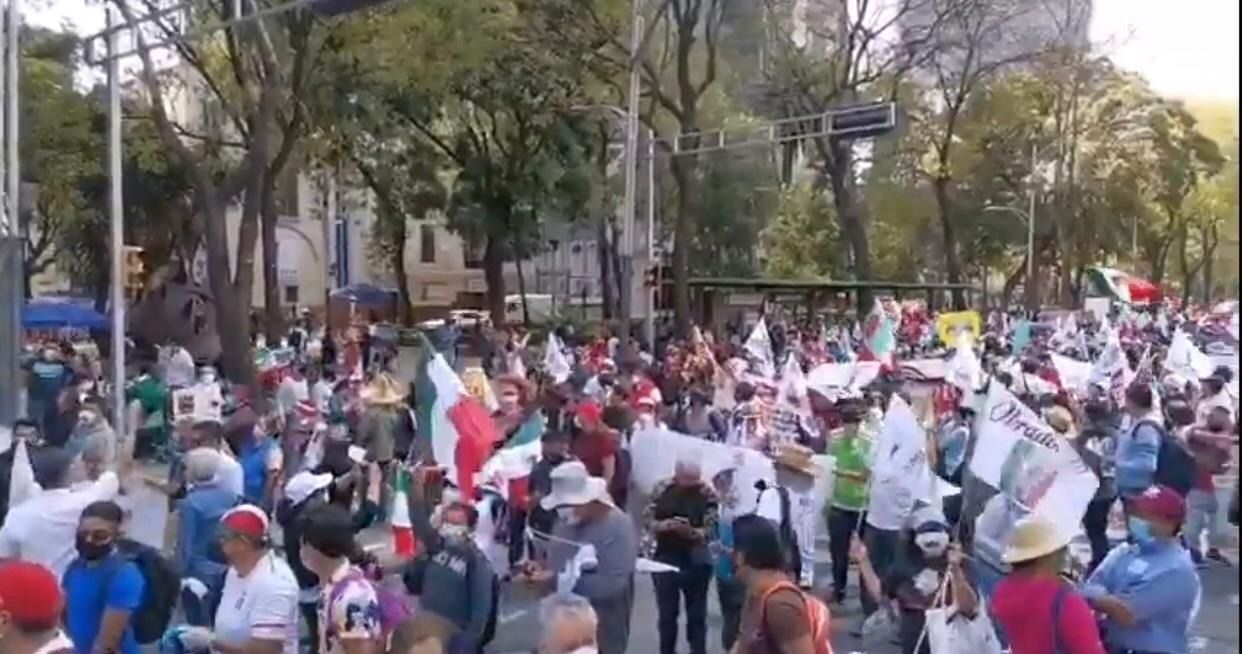 Marchan 5 mil 700 simpatizantes de AMLO al Zócalo 