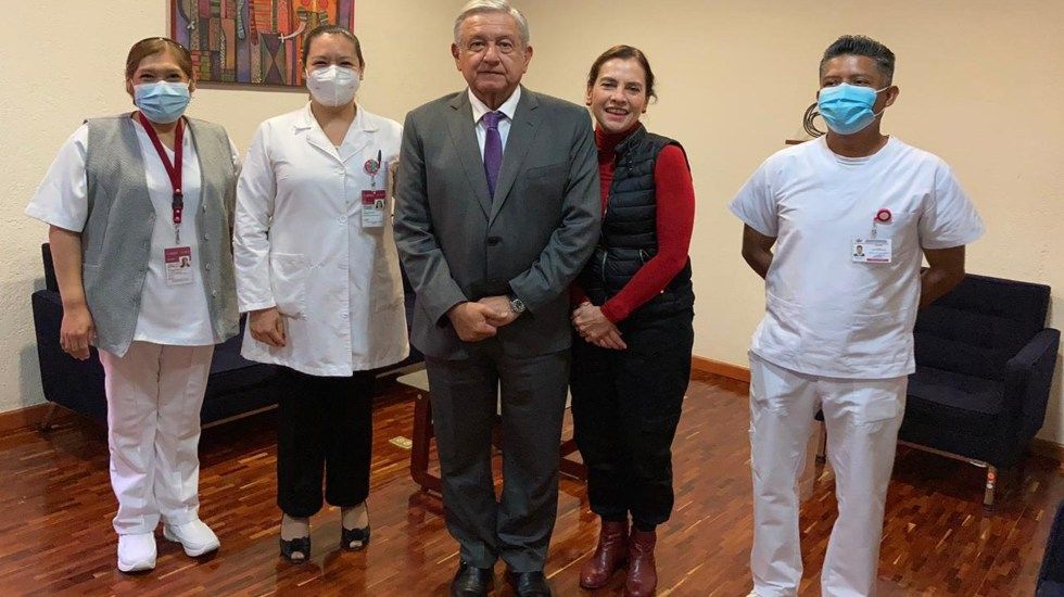 López Obrador y Gutiérrez Müller se vacunan contra influenza; ISSSTE invita a la población a recibir la inmunización