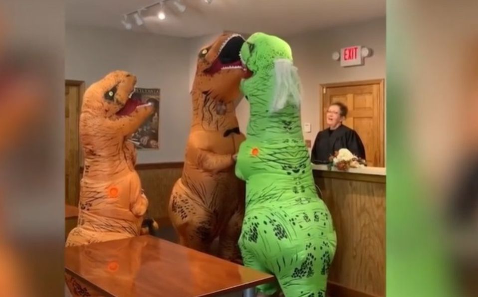 ¡Es por amor! Pareja se casa disfrazada de dinosaurios; momento se vuelve viral (VIDEO)
