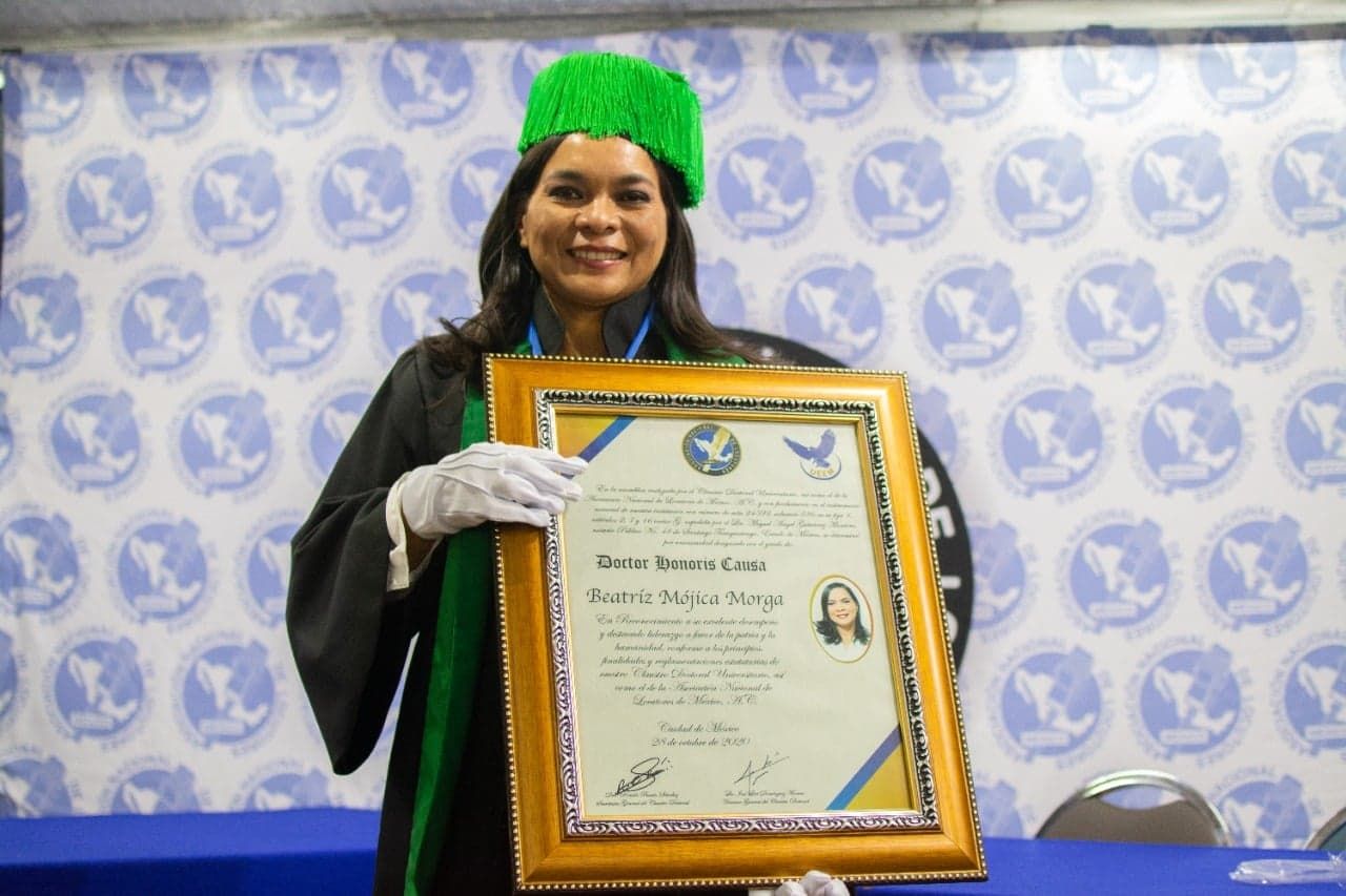 Beatriz Mojica recibe Doctorado Honoris Causa