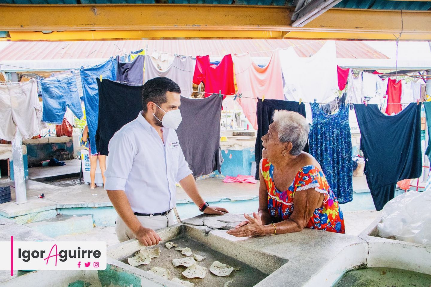 Camina Igor Aguirre en el barrio de La Fábrica; atiende a colonos en los tradicionales ’lavaderos’ 