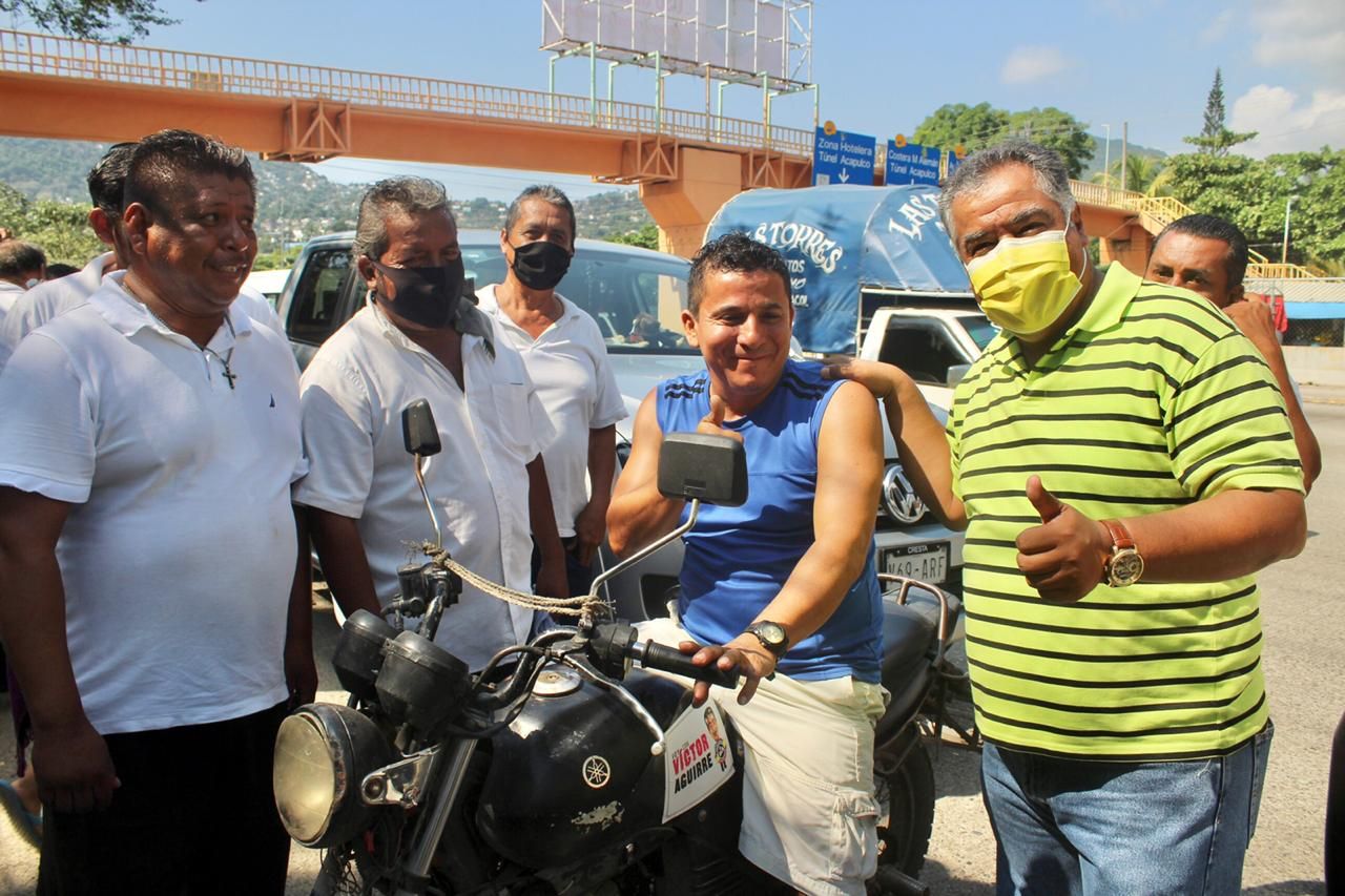 Conversa Víctor Aguirre con transportistas; visita el Kilómetro 30 y Xaltianguis 