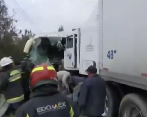 Choque de trailer contra autobús en la Naucalpan -Toluca deja saldo de 20 lesionados 