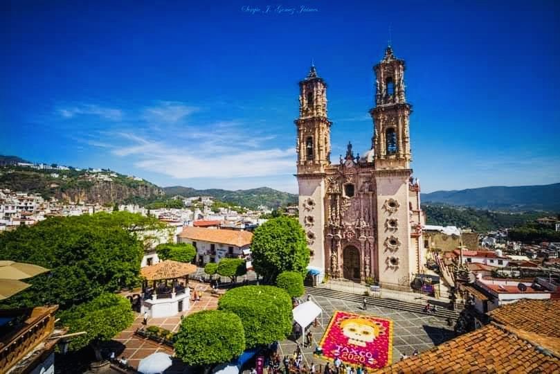 Inauguran el Zócalo de Taxco el Tapete Monumental "La Catrina" 