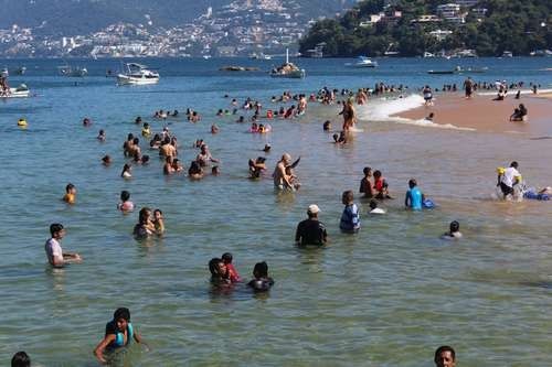 Desestiman turistas riesgo de contagio en las playas de Acapulco