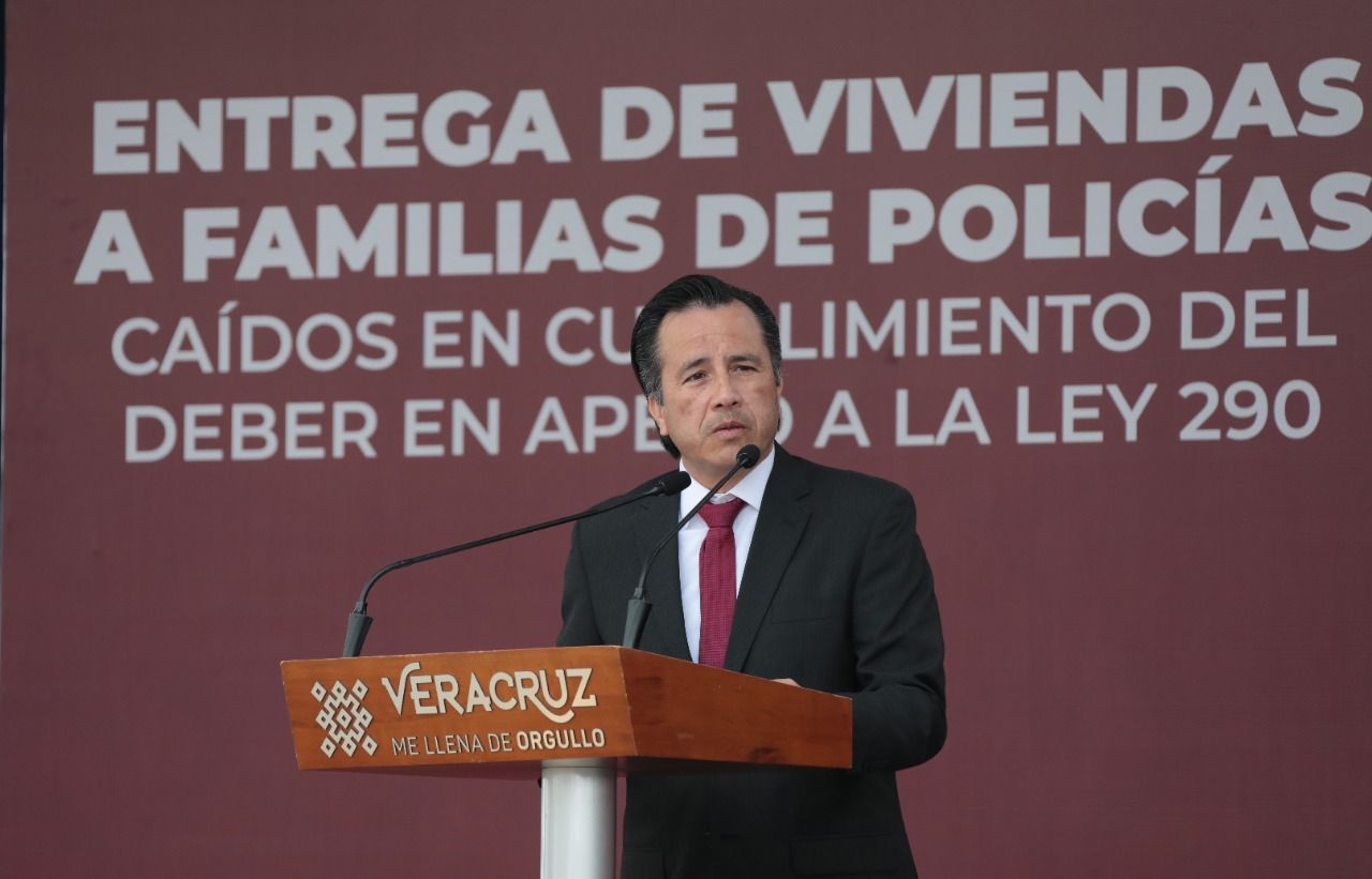 Gobernador Cuitláhuac García entrega 46 viviendas a familiares de policías caídos