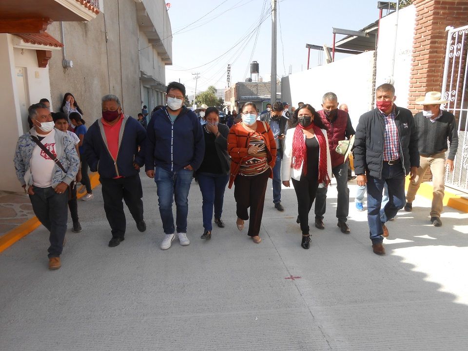 La alcaldesa Ma Eva Bustamante entrega pavimentación en Tepetlaoxtoc