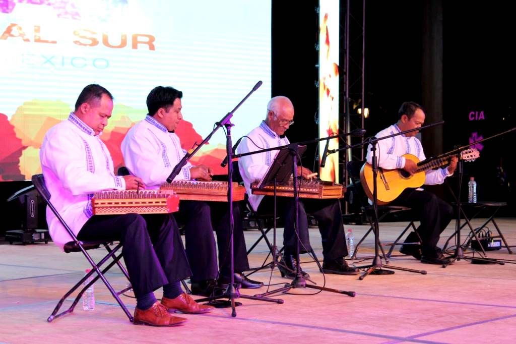 Inundan de acordes musicales camino de fieles difuntos en el Festival de Las Almas