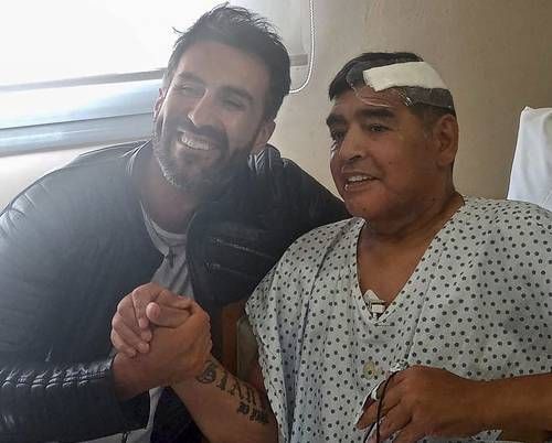 Recibe Maradona alta médica y deja el hospital