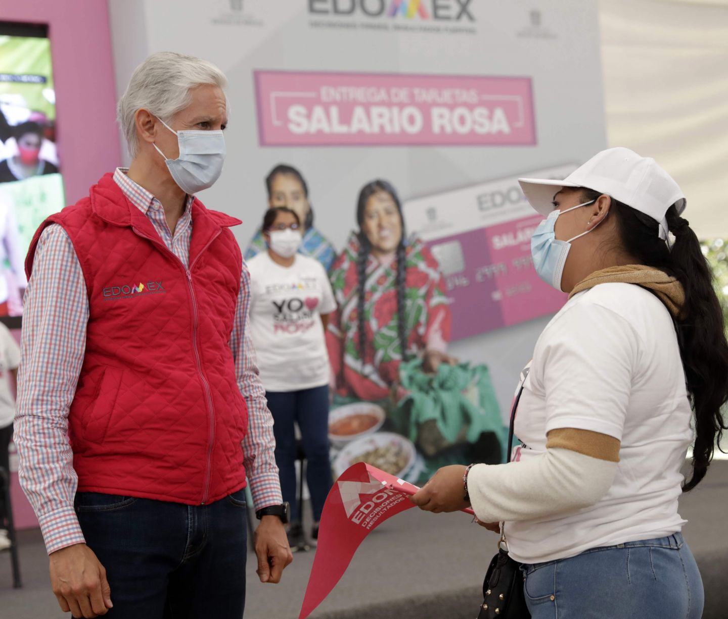 Jefas de familia mexiquenses trabajan por el bienestar de sus familias y el salario rosa reconoce su dedicación: Alfredo del Mazo. 