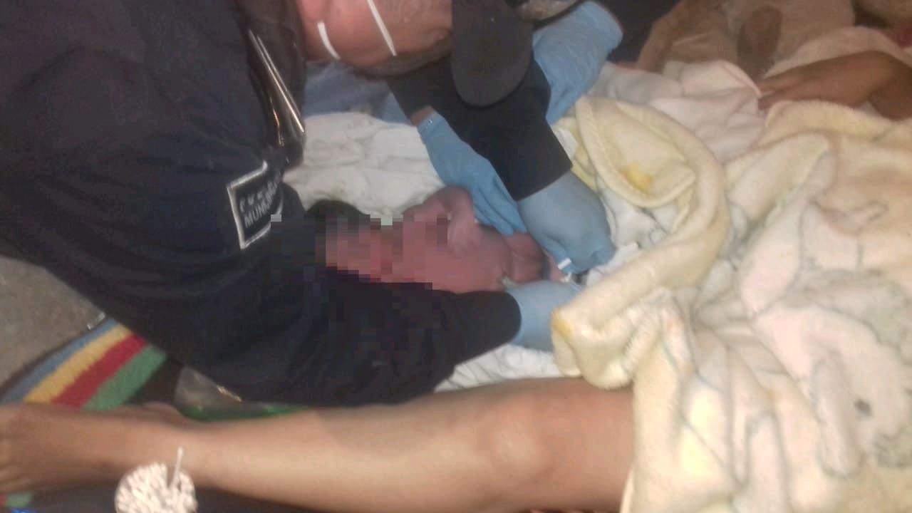 Policías de Ecatepec #atienden nacimiento de una bebé: #la madre desconocía que estaba embarazada

