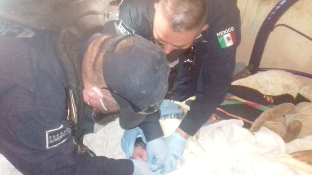 Policías de Ecatepec auxilian a mujer a dar a luz a su bebé