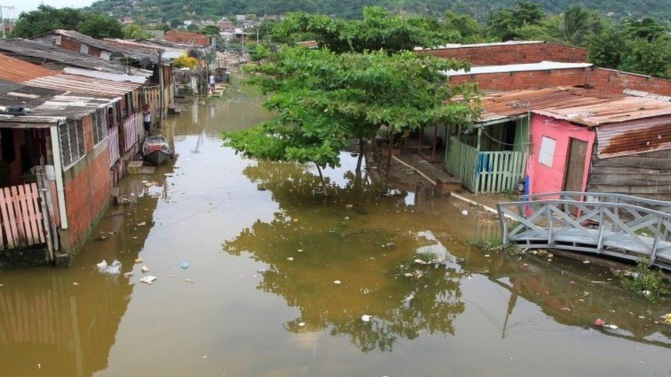 El huracán Iota de categoría 5 amenaza Centroamérica con "vientos extremos y una subida de la marea potencialmente mortal"
