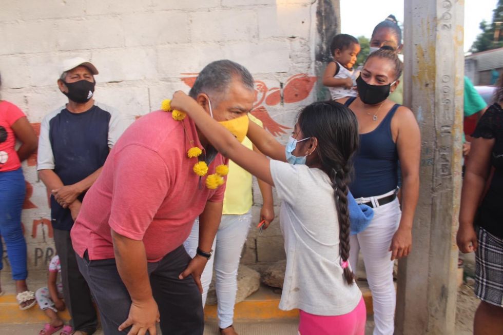 Lleva Víctor Aguirre productos de la canasta básica alimentaria a la colonia ’Venustiano Carranza’, de Acapulco