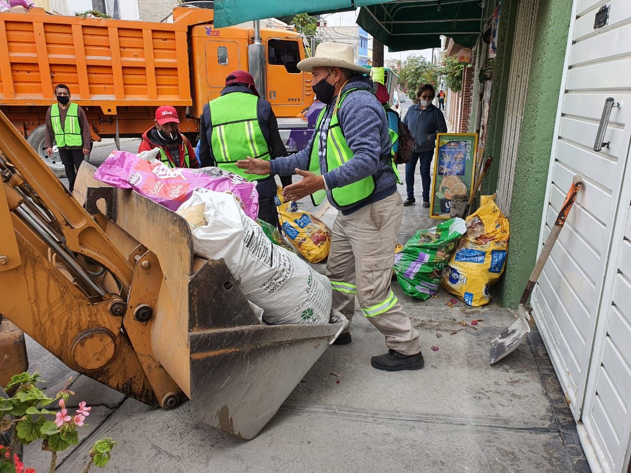 Para prevenir inundaciones, antorchistas de Los Reyes La Paz limpian calles