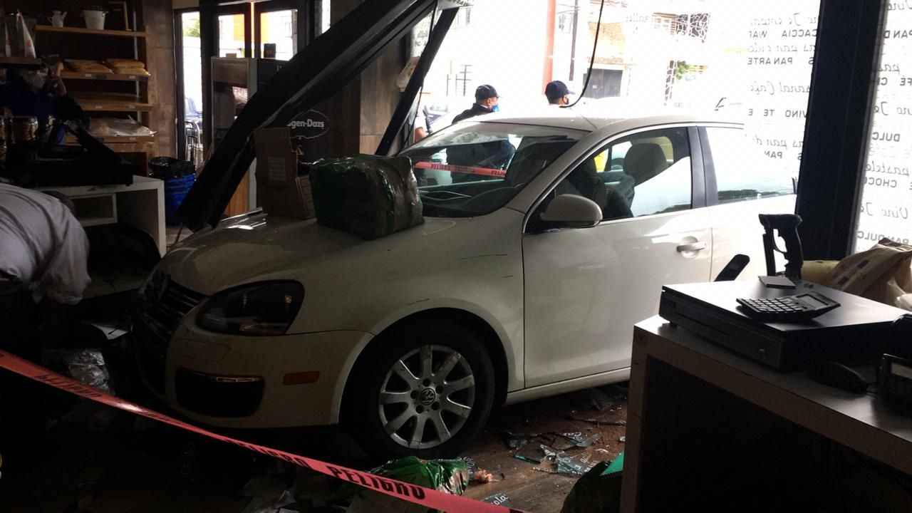 Jetta se estrella en tienda en Orizaba; cuatro lesionados uno de gravedad.