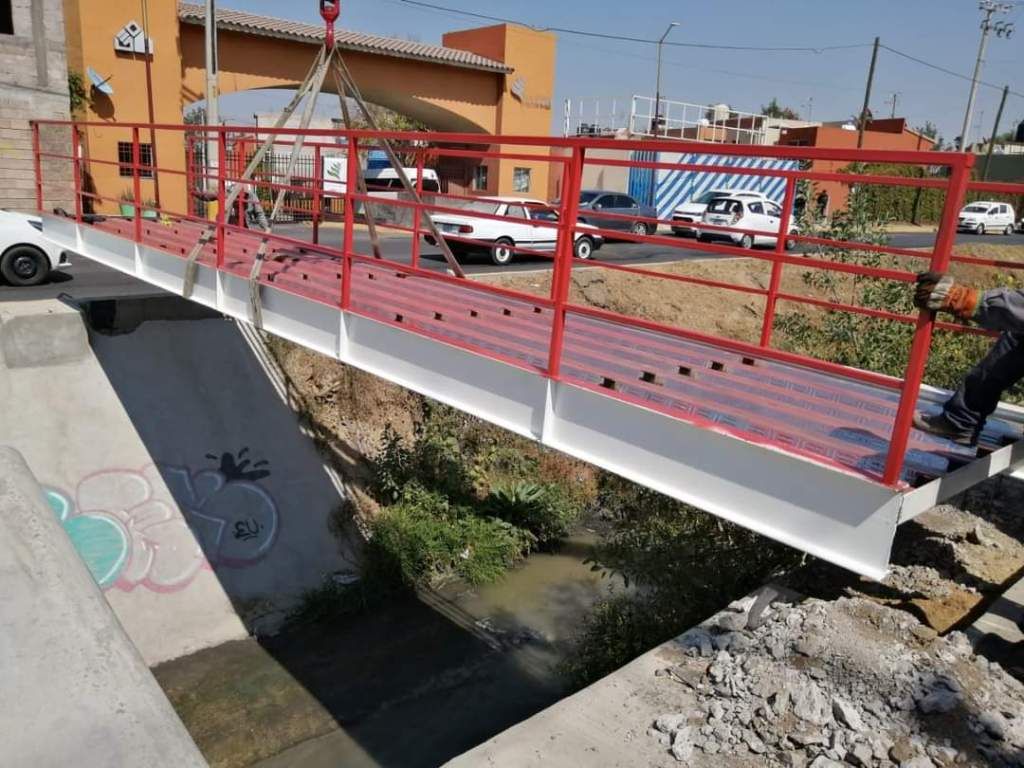 El gobierno de la alcaldesa Nancy Gómez Vargas sustituye dos puentes de concreto que estaban deteriorados, en Chicoloapan 