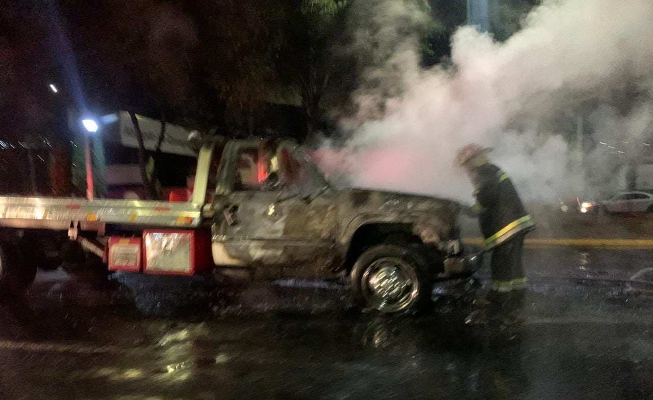 #Violencia en Atizapan de Zaragoza, chocan taxistas,, grueros y gaseros queman vehículos