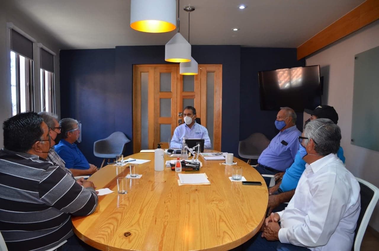 
Se reúne Marcos Parra con el Comité de la Junta de Agua Potable de Tehuilotepec.  