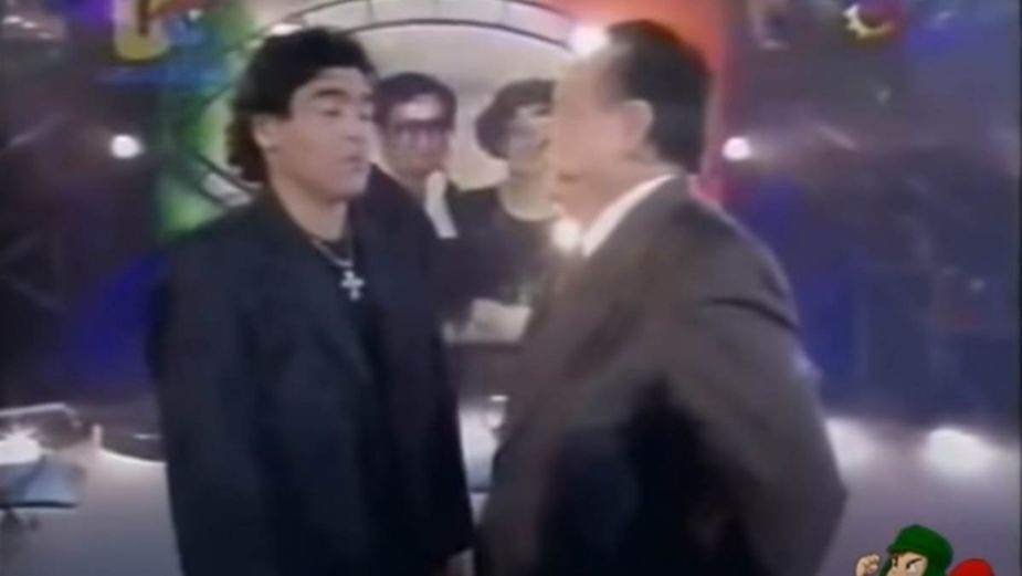 VIDEO VIRAL: El día que Maradona entrevistó a su ídolo, Chespirito
