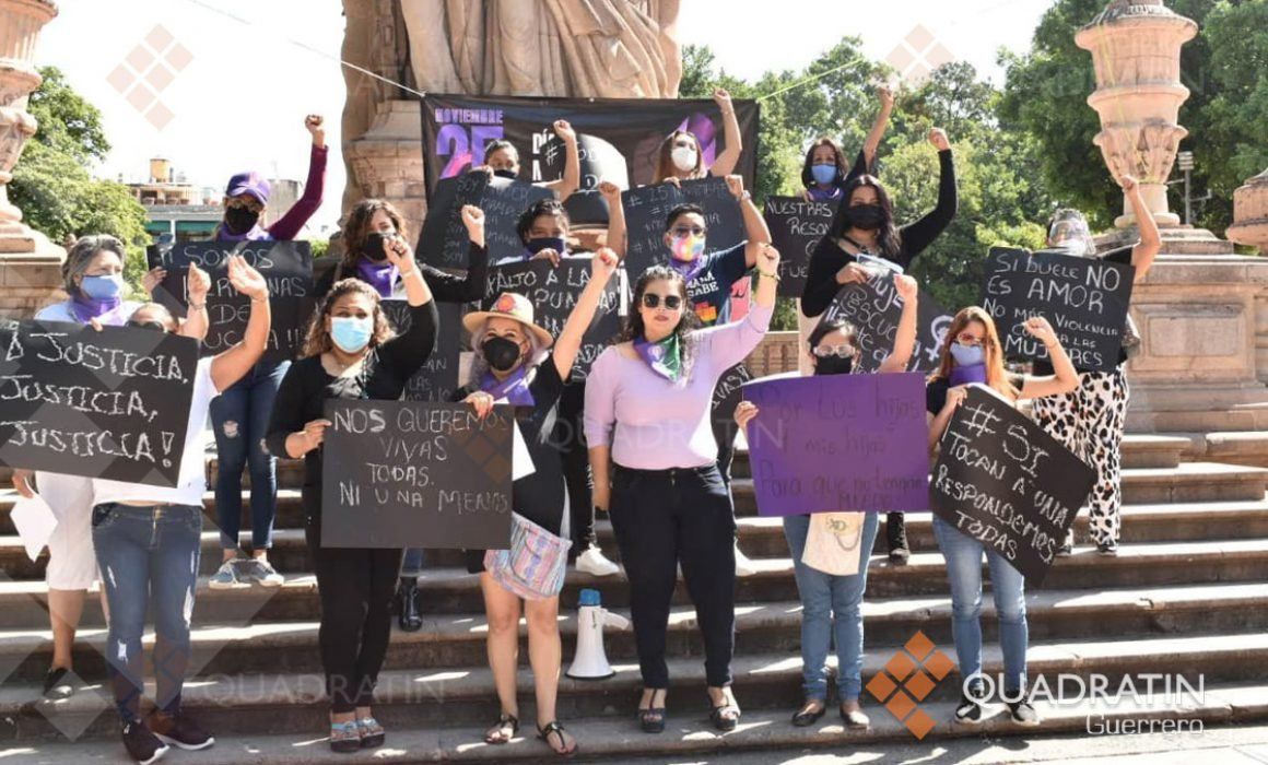 Gritan ’¡Ni una menos!’ desde el monumento a la Independencia en Iguala 