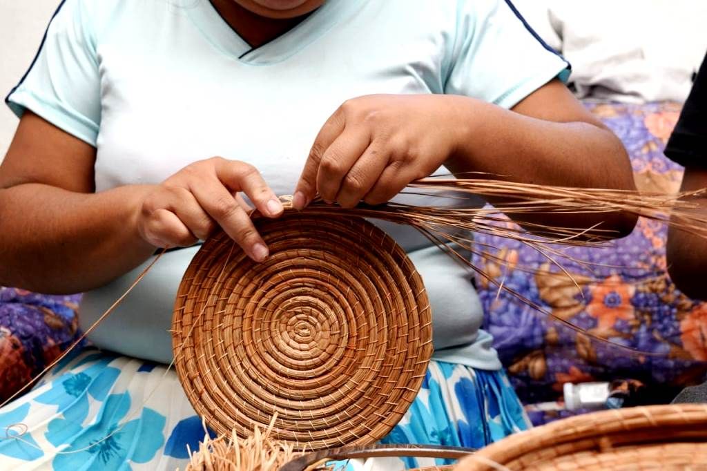 Las manos mexiquenses elaboran artesanías de ocoxal
