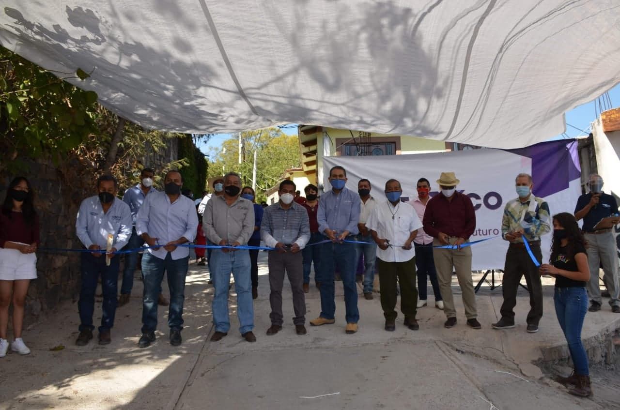 Inaugura Marcos Parra, la tercera etapa de la pavimentación en la comunidad de Acamixtla de la comunidad de san Juan de Dios.