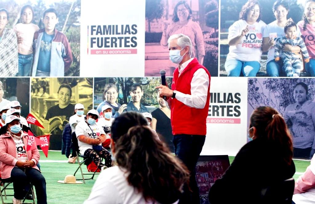 Alfredo del Mazo entrega dos planteles de educación media superior en Lerma y Tarjetas de Salario Rosa a amas de casa de la región