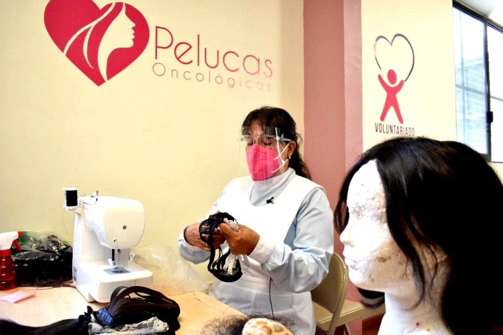 El voluntariado del ISEM entrega 150 pelucas oncológicas