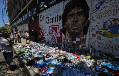 Ni muerto, Maradona descansa en paz