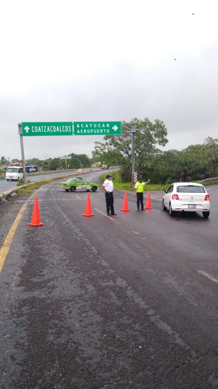 Cierre de circulación en carretera Minatitlán - Coatzacoalcos  