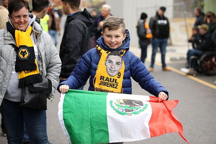 Recaudan fondos aficionados de Wolves para hacer mega pancarta de apoyo a Raúl Jiménez