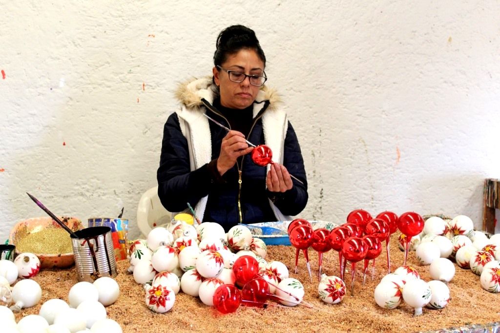 Manos mexiquenses elaboran esferas para esta época decembrina