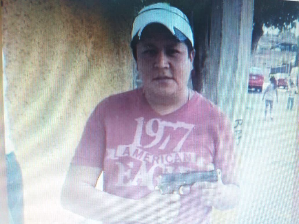 #Difunden fotos de regidor de Morena con armas exclusivas del Ejército