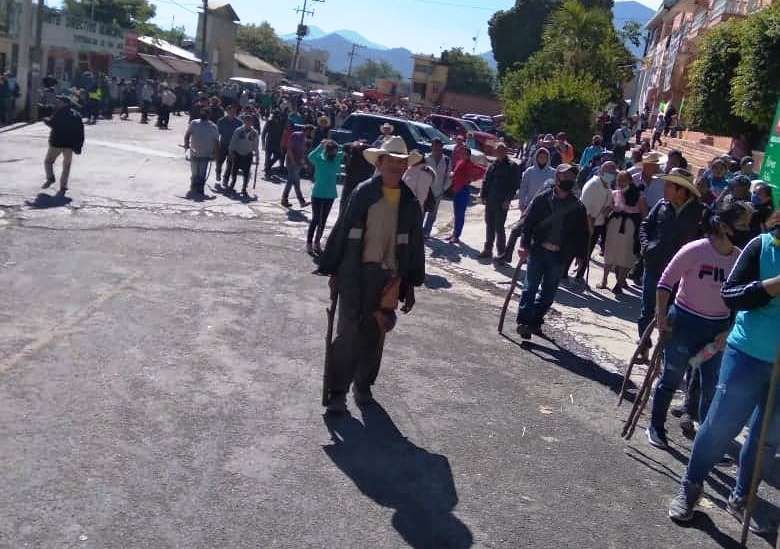 Seguidores de Juan Viggiano machetean a persona y dejan decenas de heridos en Tepehuacán